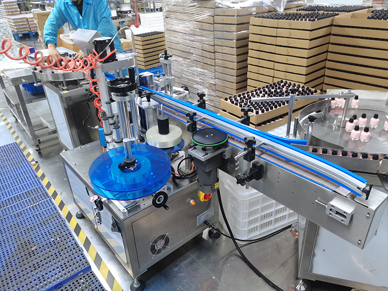 Automatic labeling of glass bottles